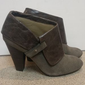 👌 Grey Suede and Leather Trim Booties